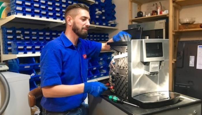 Techniker an Kaffeemaschine