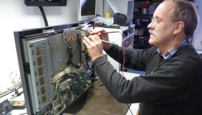 Techniker an Fernseher