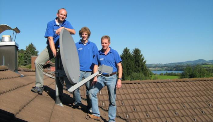 Werkstatt-Team auf Dach