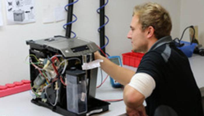 Techniker arbeitet an Kaffeevollautomat