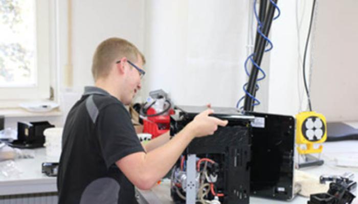 Techniker an Kaffeemaschine