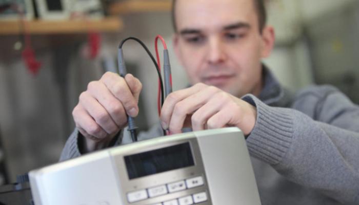 Techniker während der Reparatur